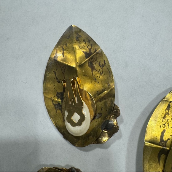Vintage Brass Leaf‎ Grape Cluster Brooch And Clip On Earrings Set - Picture 12 of 13